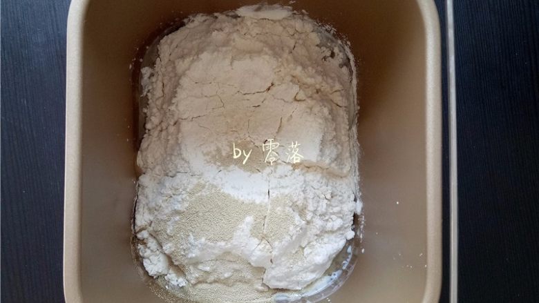 蜜豆餐包,将除蜜豆外的所有材料都放入面包机内胆,盐和酵母分别放在两端;