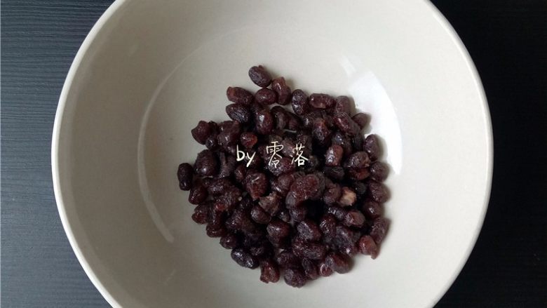 蜜豆餐包,备好<a style='color:red;display:inline-block;' href='/shicai/ 8019'>蜜红豆</a>;