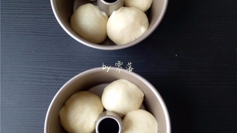 蜜豆餐包,所有面团做好,4个一组放入模具中,覆盖上保鲜膜;我用的模具防粘,不用抹油;如果是其他易粘的模具,需涂抹黄油,或<a style='color:red;display:inline-block;' href='/shicai/ 140122'>玉米油</a>防粘;