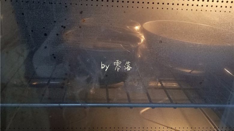 蜜豆餐包,将模具放入烤箱中层,放入两盆开水,启动“发酵”程序;
