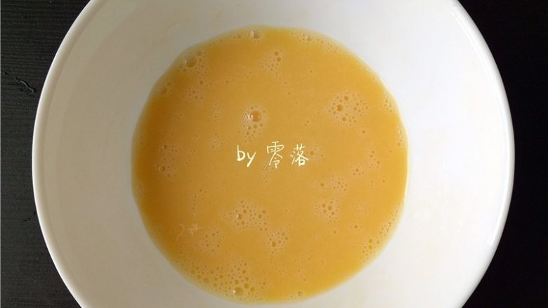 蜜豆餐包,少许<a style='color:red;display:inline-block;' href='/shicai/ 1118'>蛋液</a>搅拌均匀；