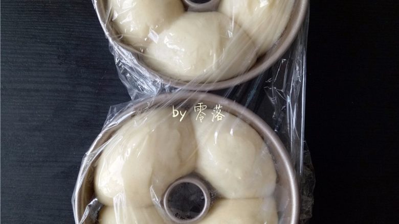 蜜豆餐包,面团发酵至两倍大后，取出；