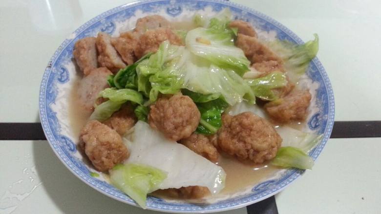 大白菜烧肉丸,先炒<a style='color:red;display:inline-block;' href='/shicai/ 431'>肉丸</a>，后加入<a style='color:red;display:inline-block;' href='/shicai/ 113'>大白菜</a>烧即可