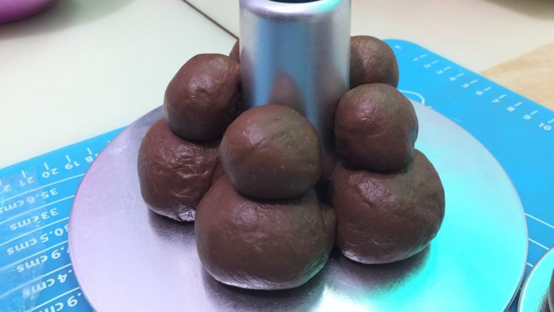 小熊可可软面包,用中空模具烟囱来做固定,把身子和头部先码放好