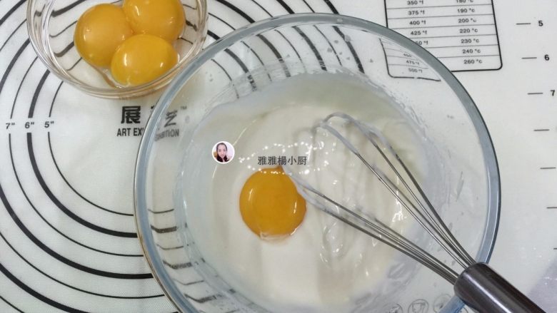 黑芝麻波点蛋糕卷,把蛋黄分次加入面糊中,用Z字手法来混合,切记不要打圈,以免面糊起筋