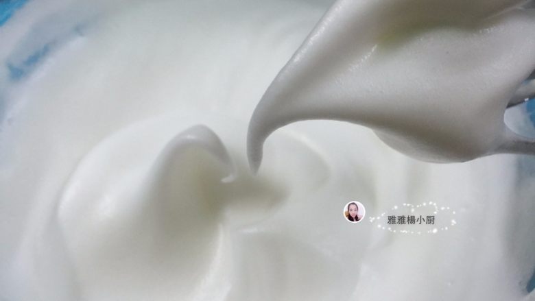 黑芝麻波点蛋糕卷,中速打发至蛋白变得泡沫细腻,打至蛋白霜拉起的大弯钩下弯就说明发好了,(如图)
