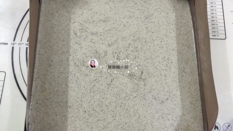 黑芝麻波点蛋糕卷,在桌面上轻轻震,震出气泡