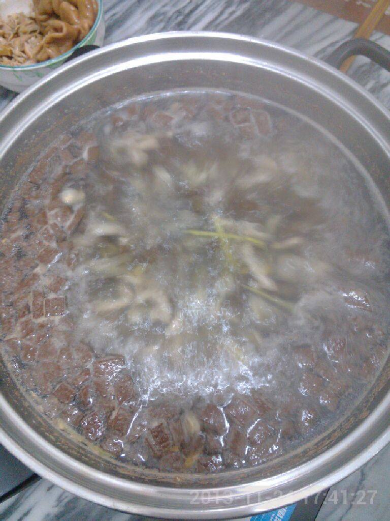 蛋花瘦肉面线糊,把调料放入锅内。
把锅内泡沫去除干净