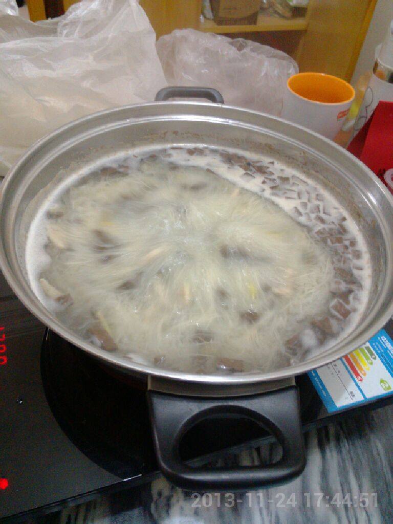 蛋花瘦肉面线糊,加入面线 注意要掰成细细的