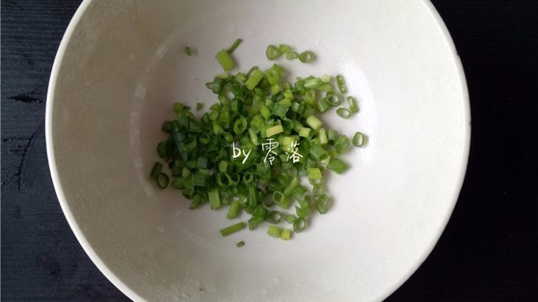凉拌土豆片,再准备点葱花;