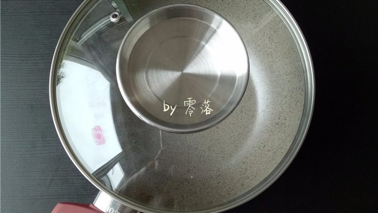 凉拌土豆片,备好煮锅;