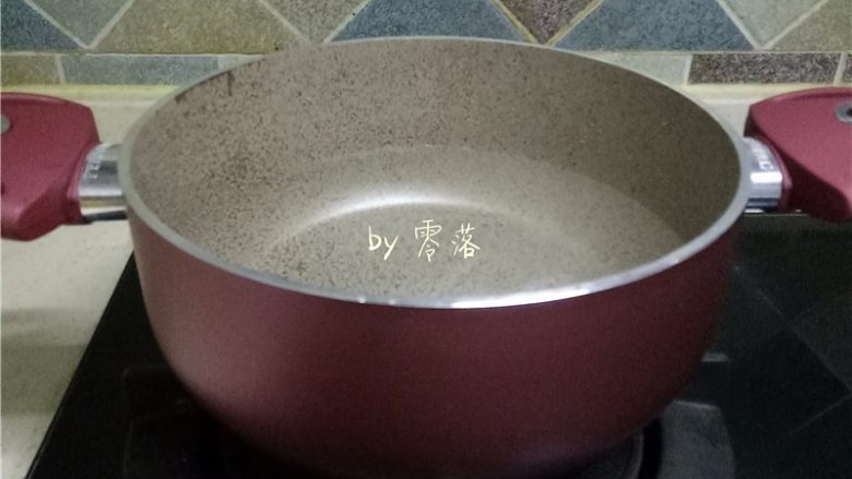 凉拌土豆片,煮锅调入适量清水;