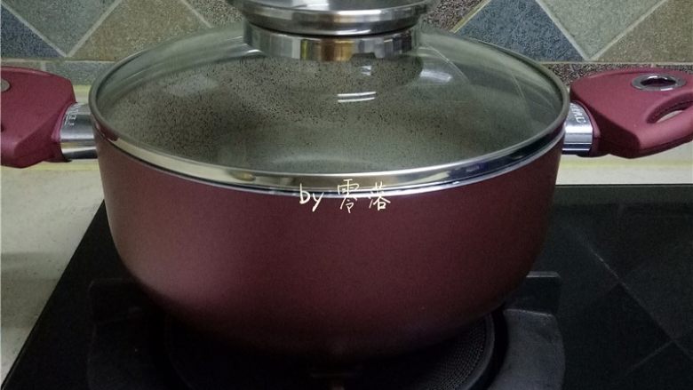 凉拌土豆片,加盖,将水烧开;