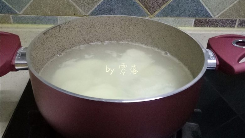 凉拌土豆片,放入土豆片煮熟;土豆片不要煮得太软了,太软了会没形状;