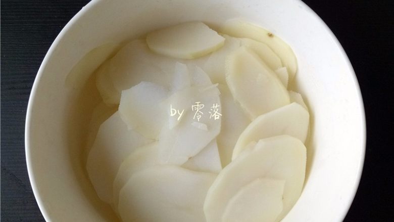 凉拌土豆片,将土豆皮捞出,沥干水分;