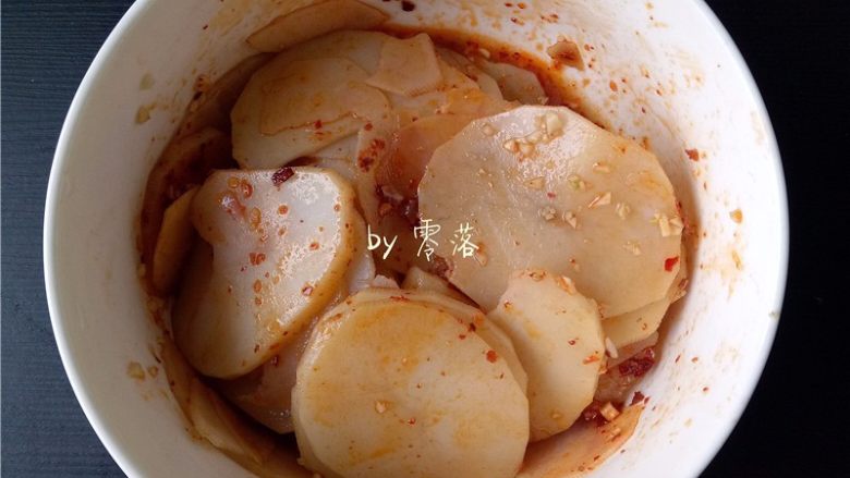 凉拌土豆片,淋上第二步的调料,拌匀;
