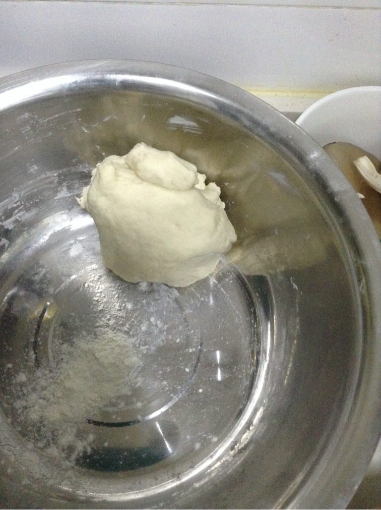 酸豆角肉沫馅饼,和面:烧锅热水,面粉分两份,一份热水和匀,一份凉水和匀,就两块面团静置20分钟后揉匀成一大团
