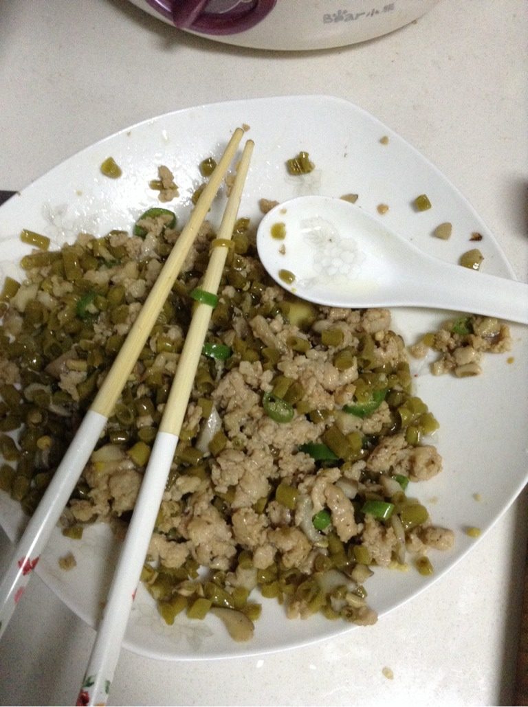 酸豆角肉沫馅饼,馅料：肉剁成泥，加料酒，生抽老抽姜末盐<a style='color:red;display:inline-block;' href='/shicai/ 720'>胡椒粉</a>淀粉，拌匀静置。<a style='color:red;display:inline-block;' href='/shicai/ 5085'>酸豆角</a>剁碎，蘑菇剁碎，<a style='color:red;display:inline-block;' href='/shicai/ 80'>杭椒</a>剁碎，蒜拍碎剁泥，锅里适量油下锅炒匀将以上所有东西炒熟。