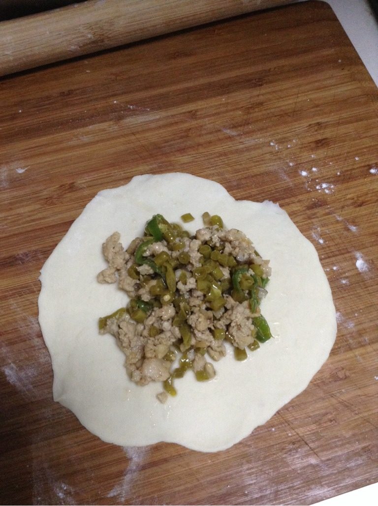 酸豆角肉沫馅饼,如图擀成面饼,放入馅料。