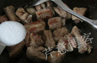 高升排骨,加入3大勺<a style='color:red;display:inline-block;' href='/shicai/ 3729'>白糖</a>