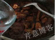 高升排骨,最后加入5大勺开水,翻炒均匀后,转大火烧开
