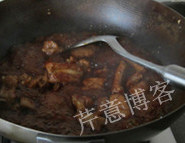 高升排骨,转小火,盖锅盖,慢炖至排骨酥烂,大火收汁并用适量水淀粉勾芡(也可以不勾芡,大火收汁至浓稠)即可。