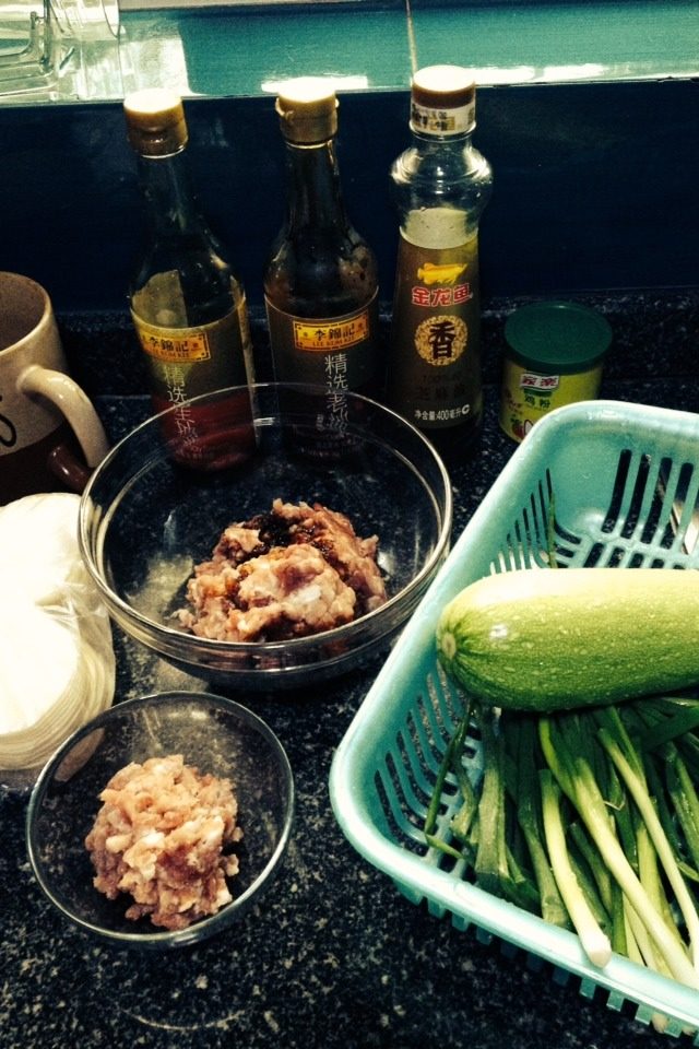 西葫芦蒸饺,所有材料混合拌匀