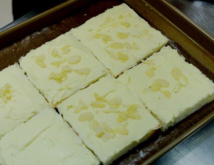 岩烧乳酪,把之前冷藏好的酱取出涂在面包片上,撒上杏仁片