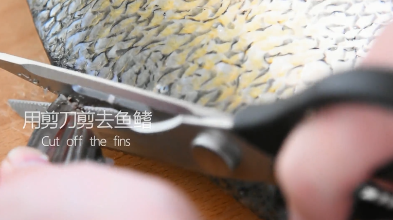 谁说厨神才会做,2分钟学会这道花开富贵鱼,用剪刀剪去鱼鳍