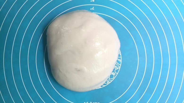 潮汕粉粿(面包机版),取出的粿皮用保鲜膜盖住,醒20分钟