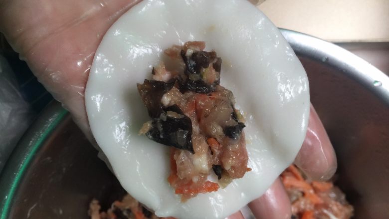 潮汕粉粿(面包机版),把粿皮捏簿,取少许馅料