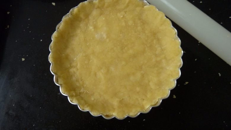 蓝莓梨子挞,取挞盘压好成形,待用