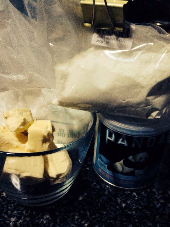 香浓牛奶棒,<a style='color:red;display:inline-block;' href='/shicai/ 887'>黄油</a><a style='color:red;display:inline-block;' href='/shicai/ 893'>炼乳</a>拌匀，加入<a style='color:red;display:inline-block;' href='/shicai/ 9'>鸡蛋</a>，筛入面粉糖粉