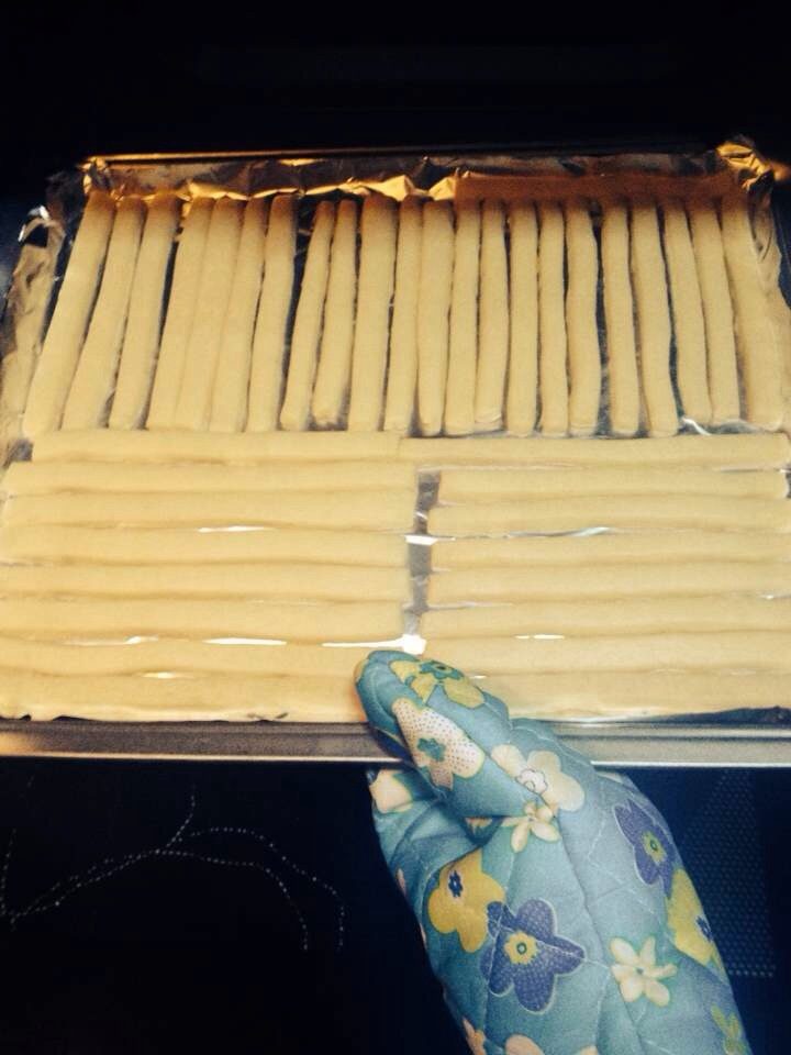 香浓牛奶棒,切成长条，160度10分钟左右。