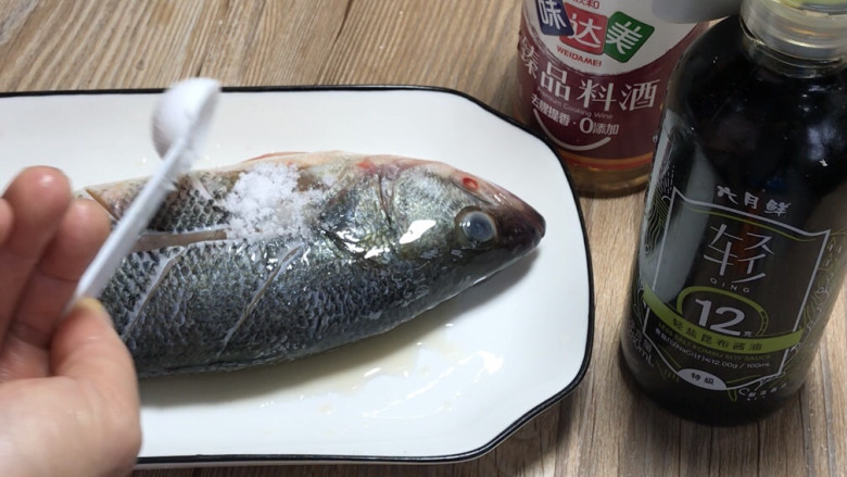 薄荷蒸鲈鱼,加入<a style='color:red;display:inline-block;' href='/shicai/ 718'>料酒</a>、盐里外抹匀,腌制20分钟左右