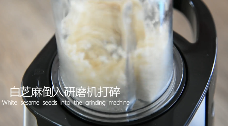 薯片厂家都急坏了,2分钟学会这款香辣薯片,白芝麻倒入研磨机打碎