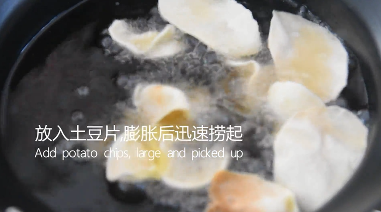 薯片厂家都急坏了,2分钟学会这款香辣薯片,转小火放入土豆片,膨胀后迅速捞起