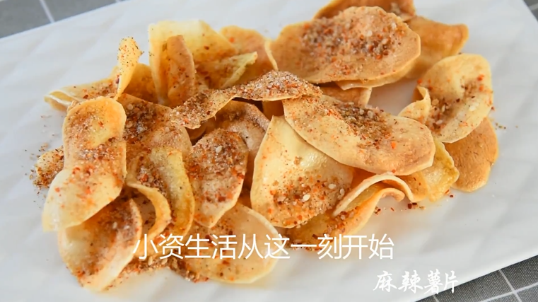 薯片厂家都急坏了,2分钟学会这款香辣薯片,撒上制作好的麻辣粉,美味的自制薯片就完成啦~!