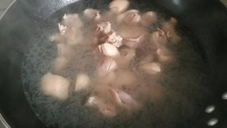 爆香双椒鸭,鸭肉洗净,锅里放水烧开,把洗干净的鸭子倒入锅内,等到鸭子变色即可捞出,再稍微冷水冲洗干净,放一边风干(一定要把鸭子里的水多过滤干净)