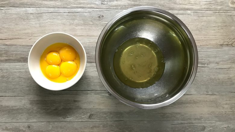 黑米戚风蛋糕卷,先分离蛋白和蛋黄,注意蛋白盆必须无油无水,分离过程不可混入蛋黄。