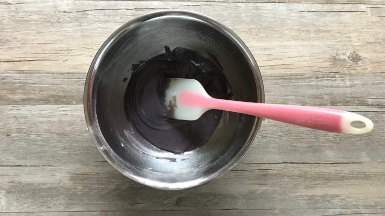 黑米戚风蛋糕卷,筛入黑米粉和低粉。
手抽之字形打至面糊细腻无颗粒。