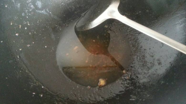 爆香双椒鸭,把爆好的鸭子往高压锅里铲,锅内留有余油,加一汤碗水跟油倒在一起搅拌,直接倒入高压锅