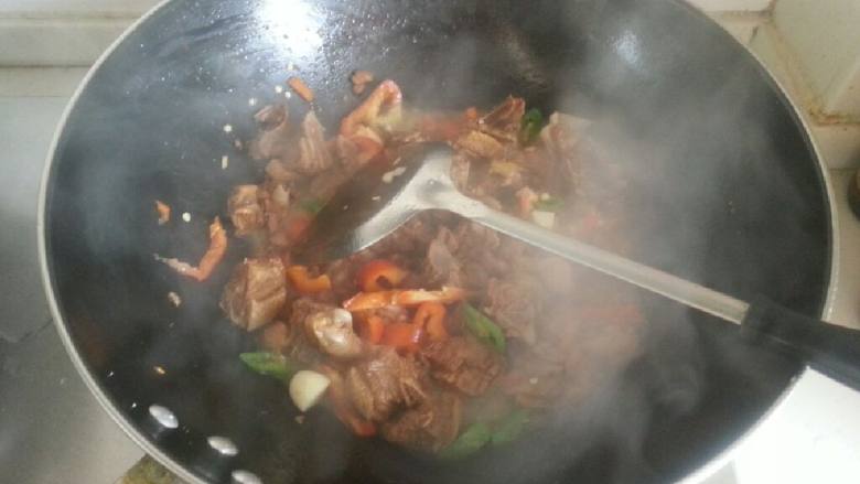 爆香双椒鸭,把基本压烂的鸭子倒入锅中,不要把全部的水倒进来,稍微留一饭碗即可,其余倒掉,放<a style='color:red;display:inline-block;' href='/shicai/ 718'>料酒</a>,姜片,大蒜,鸡精,辣椒粉,孜然,大火翻炒香味出来了再把辣椒和葱花倒入,炒到辣椒和葱花味道出来即可装盘
