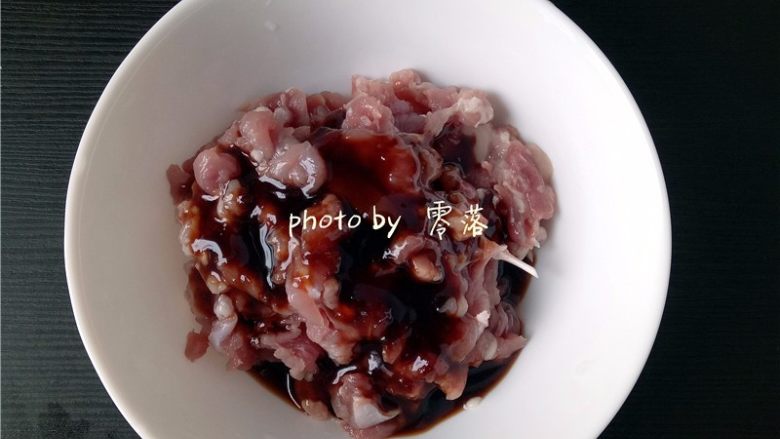 生椒鸭肉披萨,鸭腿洗净,拭干水分;将鸭架、肥肉、鸭油等踢掉;鸭肉切丝,用适量烤肉酱拌匀,腌制片刻;
