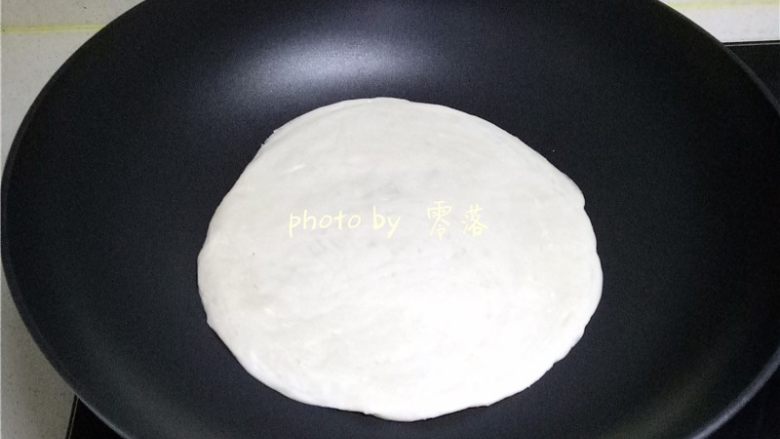 生椒鸭肉披萨,放入手抓饼中小火煎黄;