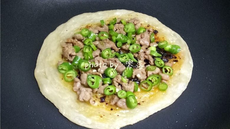 生椒鸭肉披萨,铺上鸭肉、二荆条;