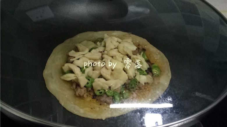 生椒鸭肉披萨,盖上盖子,煎至芝士融化;