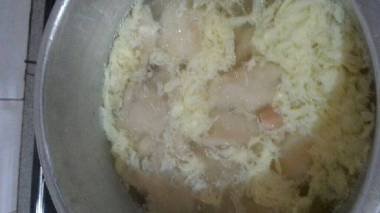 面疙瘩(面粉粿),煮多一下加盐,鸡精粉,调味加入鸡蛋。