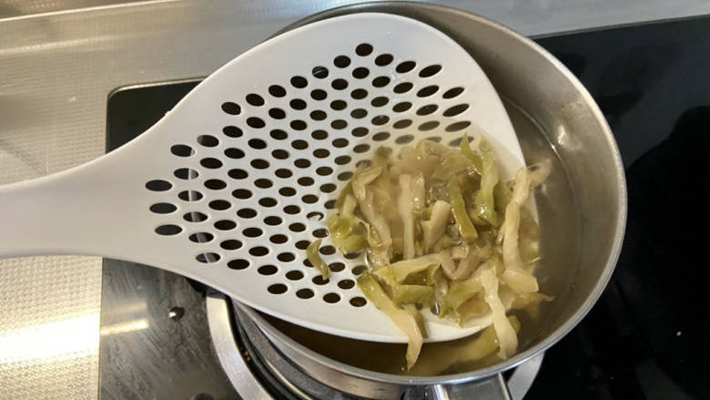 芹菜炒香干➕芹菜榨菜炒香干,榨菜丝过水以免过咸,也可以清水浸泡10分钟