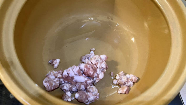 蟹肉粥,砂锅热锅后加入少许食用油,加入肉末,小火炒散煸炒出油